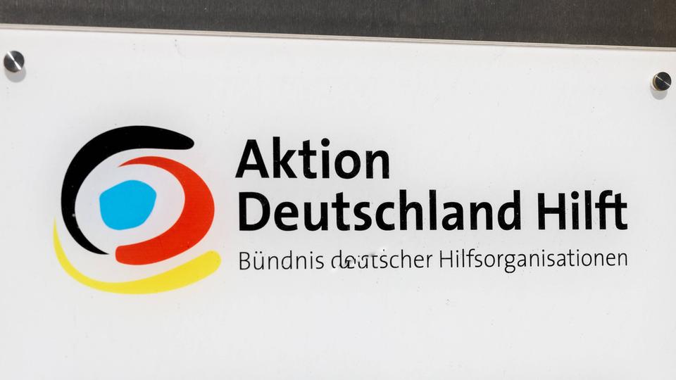Logo der Aktion Deutschland Hilft auf einem Schild