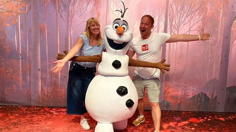 Tobi und Tanja mit Hörer*innen in Disneyland Paris