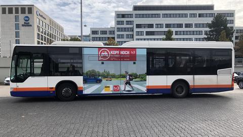 Kopf hoch auf dem Bus