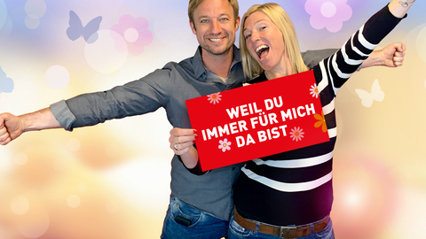 Tobi und Tanja verschenken eine Reisegutschein zum Muttertag