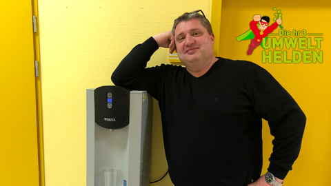 hr3 Umweltheld Andreas steht an dem Wasserspender in seiner Schule