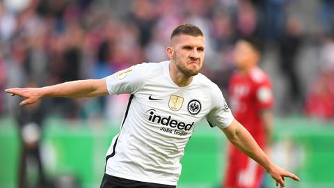 Rebic jubelt nach seinem Tor gegen Bayern im Pokalfinale