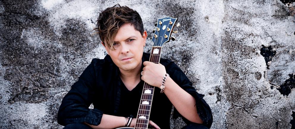 Michael Patrick Kelly mit Gitarre
