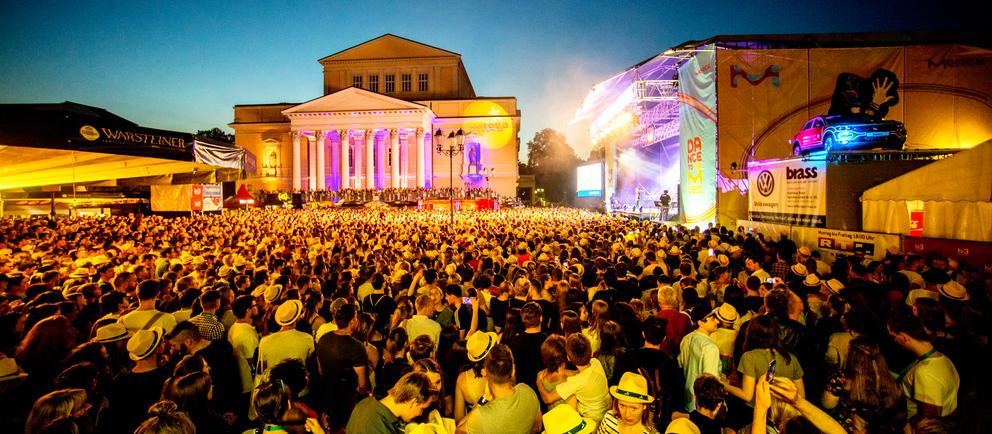 Abends vor der Merck-Bühne beim Schlossgrabenfest
