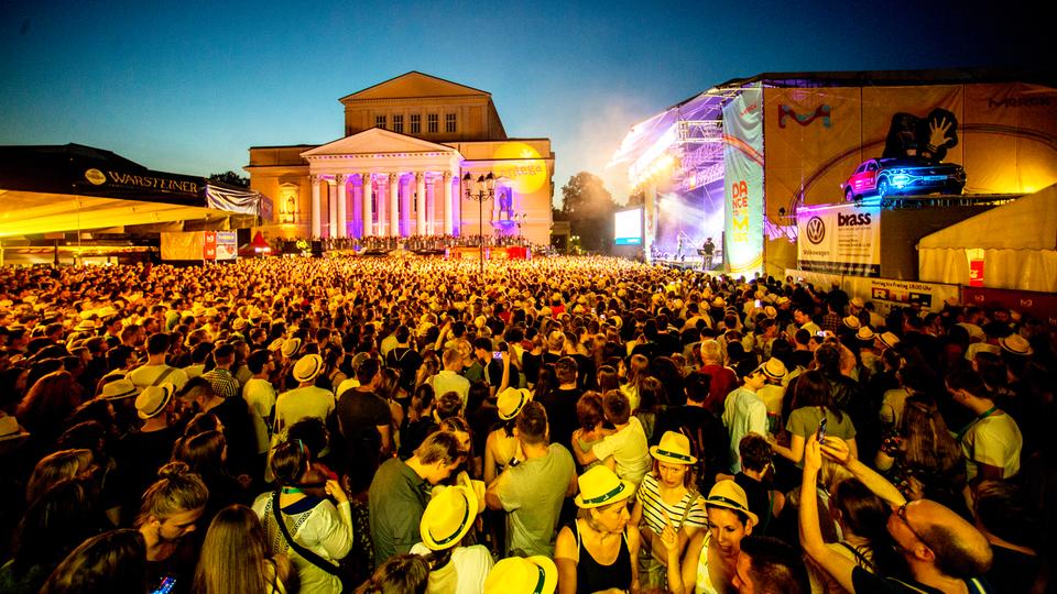 Abends vor der Merck-Bühne beim Schlossgrabenfest