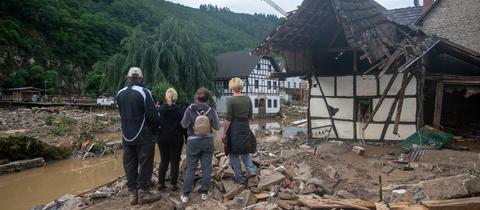 Die Menschen schauen im Kreis Ahrweiler nach dem Unwetter auf die Zerstörungen.