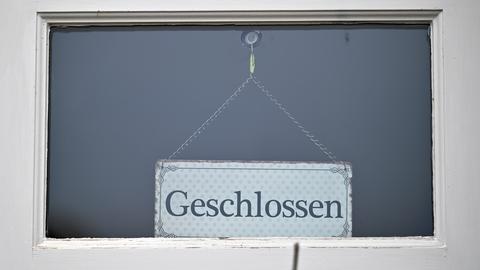 "Geschlossen" steht an einem Geschäft im Landkreis Hildburghausen.