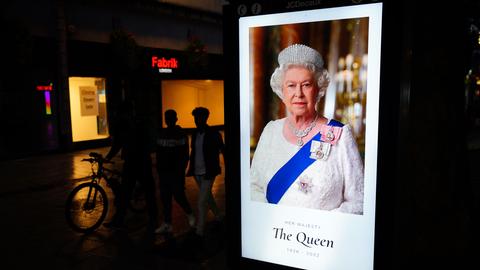 Ein Bild der Königin Elizabeth II. ist an einem Werbetafel in der Queen Street nach der Bekanntgabe ihres Todes zu sehen.