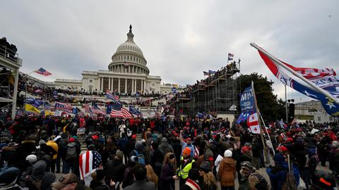 Anhänger von US-Präsident Donald Trump stürmen das US-Kapitol.