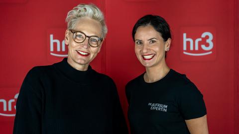 Bärbel Schäfer und Sabine Nietmann stehen lachend zusammen im hr3 Studio.