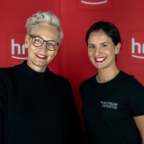 Bärbel Schäfer und Sabine Nietmann stehen lachend zusammen im hr3 Studio.