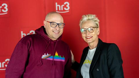 Thilo und Bärbel Schäfer stehen nebeneinander im hr3 Studio.