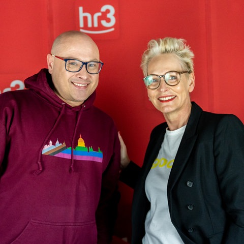 Thilo und Bärbel Schäfer stehen nebeneinander im hr3 Studio.