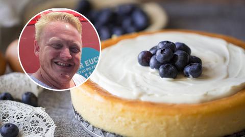 Jonas backt einen Kuchen.
