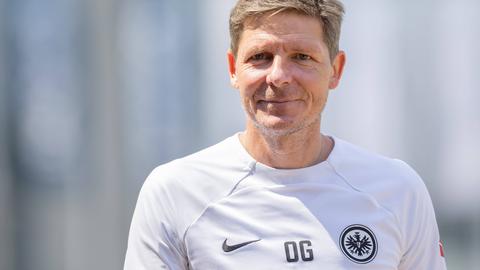 Oliver Glasner, Trainer der Eintracht Frankfurt, lächelt in die Kamera