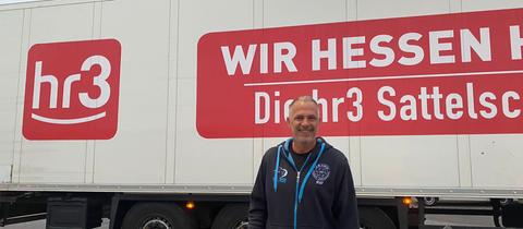 LKW-Fahrer Ralf vor seinem hr3 Sattelschlepper