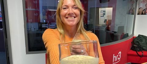 Tanja zeigt ihren Apfel-Haferflocken-Smoothie