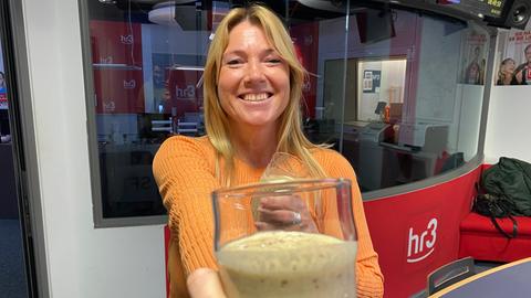 Tanja zeigt ihren Apfel-Haferflocken-Smoothie