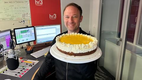 Tobi hält Rosi Rösners Eierlikörtorte in der Hand