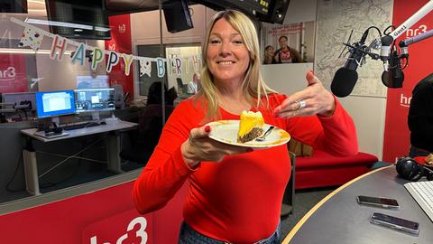 Tanja zeigt stolz Rosi Rösners Eierlikörtorte