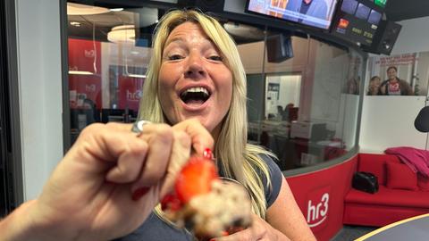 Tanja präsentiert ihren Erdbeer-Porridge im Glas
