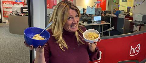 Tanja präsentiert Tobi den Schonkost-Schlonz - damit er nach der OP schnell wieder fit wird!
