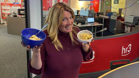 Tanja präsentiert Tobi den Schonkost-Schlonz - damit er nach der OP schnell wieder fit wird!