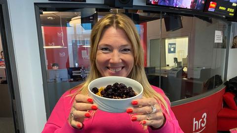 Tanja hält ihr Linsenporridge in der Hand