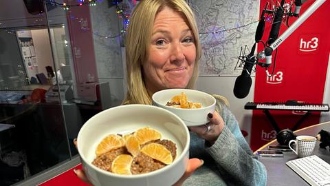 Tanja präsentiert ihren Weihnachts-Porridge.