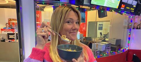 Tanja hält eine Schüssel mit der Lebkuchen-Crumble-Bowl in der Hand