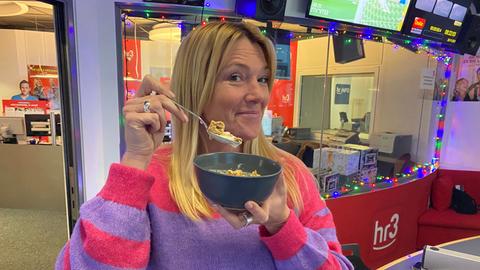 Tanja hält eine Schüssel mit der Lebkuchen-Crumble-Bowl in der Hand