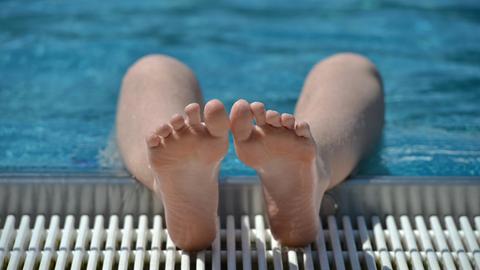 Es sind Sommerferien! Ein Junge ist im Eschersheimer Schwimmbad kurz abgetaucht.
