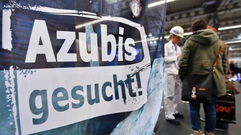 "Azubis gesucht" steht auf einem Banner am Stand beim Forum Berufsstart Mitteldeutschland.