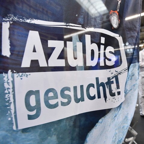"Azubis gesucht" steht auf einem Banner am Stand beim Forum Berufsstart Mitteldeutschland.
