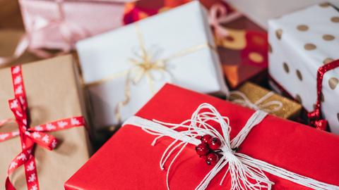 Mit Geschenken bedürftigen Kindern zu Weihnachten eine Freude machen