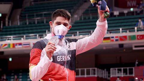 Judoka Eduard Trippel mit seiner olympischen Silbermedaille