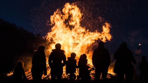 Menschen verfolgen das traditionelle Osterfeuer in Ober-Ostern.