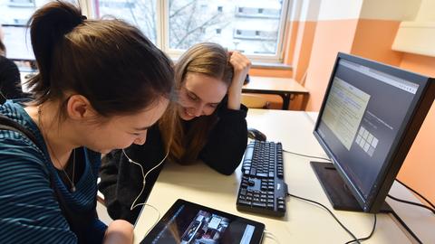 Zwei Schülerinnen sitzen am Computer in der Schule