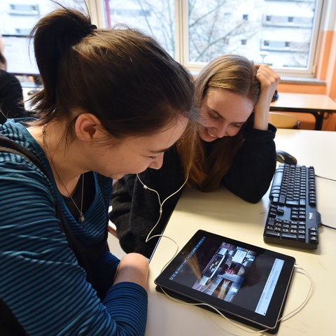 Zwei Schülerinnen sitzen am Computer in der Schule