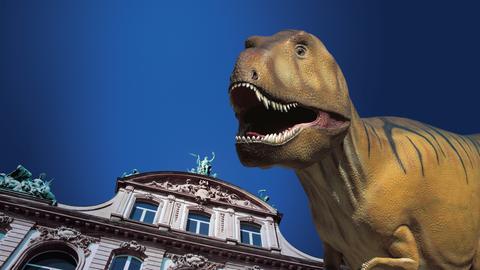 Er wartet auf Euch: Der Dino vorm Senckenberg Museum
