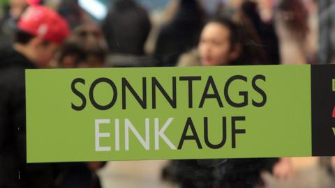 Ein "Sonntagseinkauf"-Schild hängt am Eingang zu den Spandau Arcaden in Berlin.