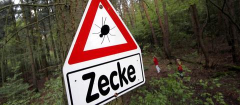 Ein Schild warnt vor Zecken