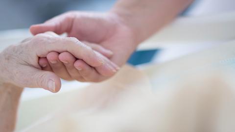 Sterbehilfe Patient zwei Hände